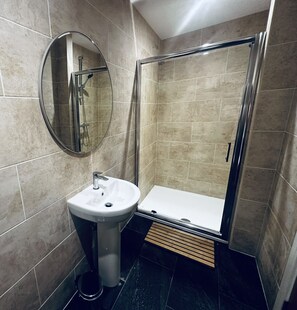 Room 7 Bathroom