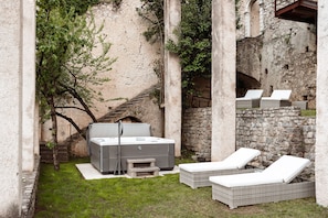 Outdoor spa tub