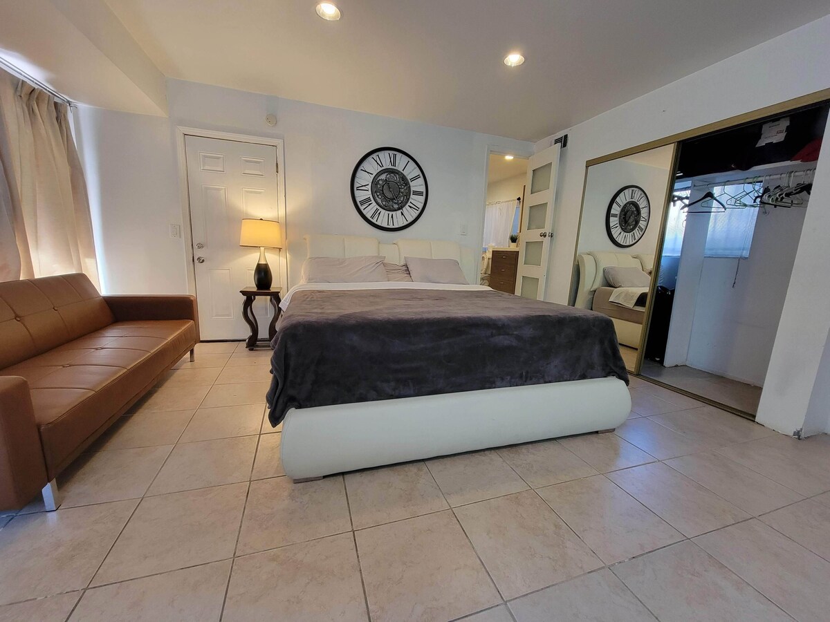 5 minutes to Rodeo Drive! Guest suite in safe residential neighborhood. A+