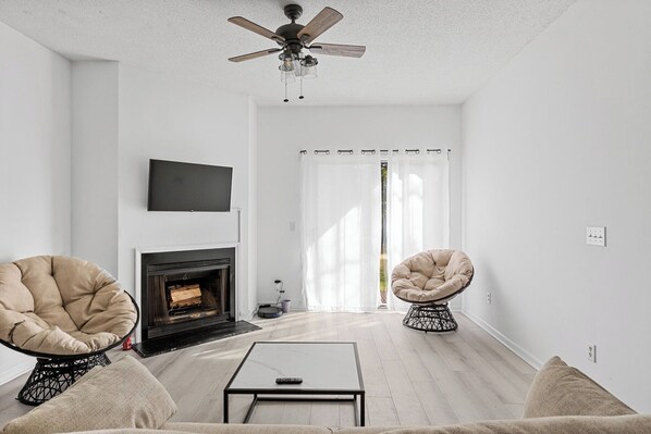 Your sanctuary awaits! Bright, spacious,  9' ceiling, comfy furniture, 43" Roku.