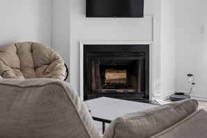 Your sanctuary awaits! Bright, spacious,  9' ceiling, comfy furniture, 43" Roku.