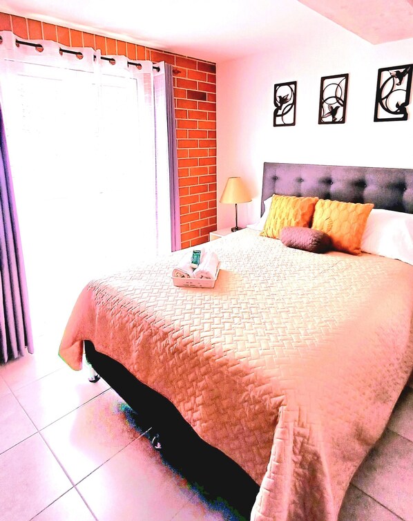 Cama tamaño Queen (Americana Extra Confort) con sábanas 100% algodón y closeth.