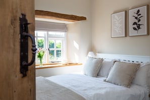 Enoch's Cottage Bedroom 2 - StayCotswold