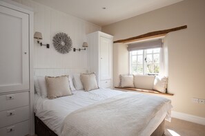 Enoch's Cottage Master Bedroom - StayCotswold
