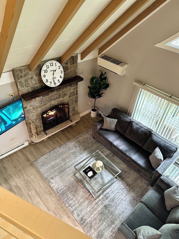 Open concept | High ceilings 