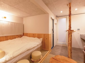 ・[CABIN] Although it is a compact cabin, it is fully equipped with facilities such as a kitchen, bath, and toilet.