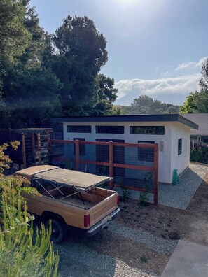 Private parking, cottage, deck and passionfruit vines