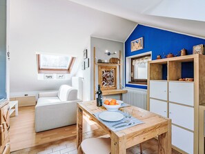Möbel, Tabelle, Bilderrahmen, Gebäude, Couch, Azurblau, Holz, Interior Design, Fenster, Wohnzimmer