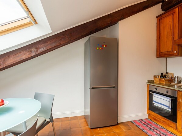 Eigentum, Gebäude, Möbel, Cabinetry, Holz, Küchengerät, Flooring, Interior Design, Herd, Fussboden