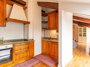Cabinetry, Eigentum, Countertop, Gebäude, Holz, Küchengerät, Interior Design, Küche, Flooring, Fussboden