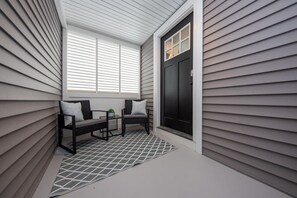Entry/Outdoor Seating