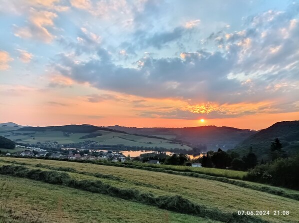 Idyllische Sonnenuntergänge Blick vom Hang oberhalb des Landhauses