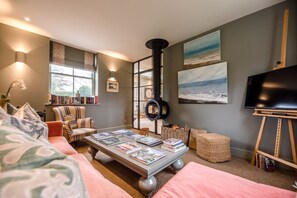 Little Fig, Aldeburgh: Snug room with wood burning stove