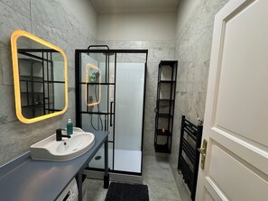 Modernes Badezimmer mit Dusche und Handtuchwärmer