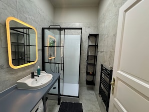 Modernes Badezimmer mit Dusche und Handtuchwärmer