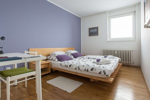 Bedroom with double bed 160x220cm and desk