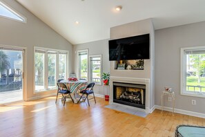 Living Room | 1st Floor | Sleeper Sofa | Free WiFi | Central A/C | Electric Heat