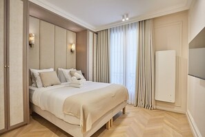 Chambre 1 avec lit double 160 cm et salle de bain