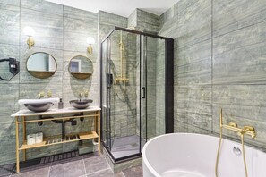 salle de bain avec douche , baignoire et toilette