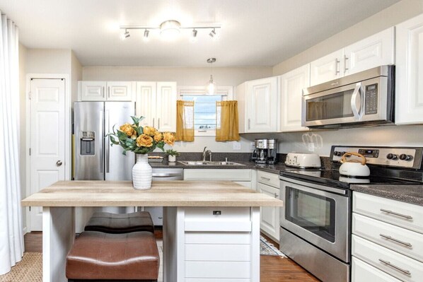 Fully-equipped kitchen has cookware & bakeware - in warm months dine outside