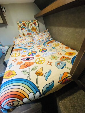 Queen bed with memory foam mattress for extra comfort 🙂