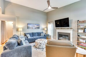 Living Room | Smart TV | Fireplace | Queen Sleeper Sofa | Single-Story Home