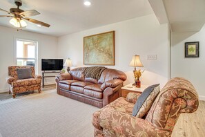 Living Room | Flat-Screen TV | Central Air Conditioning/Heat | Free WiFi