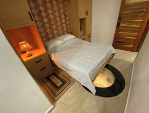 Queen bed, historic well, custom tile
