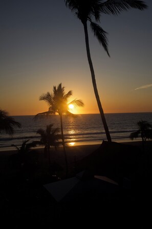 Hmmm, another sunset from the living room window