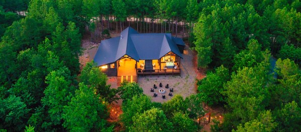 Welcome to the stunning 'Easy Breezy' cabin!