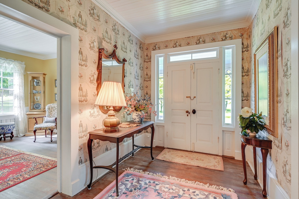 Historic Farmhouse ~ 19 Mi to Winston-Salem