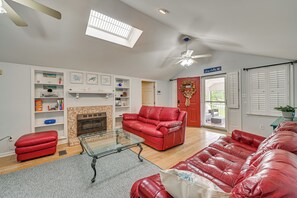 Living Room | Smart TV | Board Games