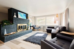 #StayinMyDistrict #BookDirect #FurnishedMonthly