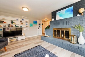 #StayinMyDistrict #BookDirect #FurnishedMonthly