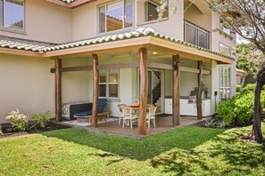 Open, breezy, yet fairly private lanai; lots of grass; away from traffic noise!