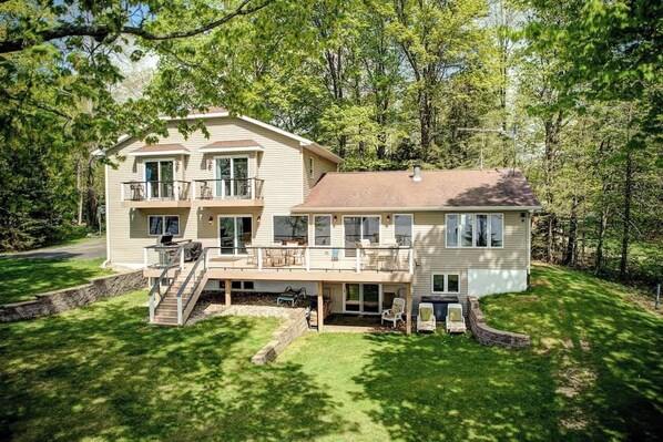 Sabel's Retreat offers five bedrooms,  including four en-suites and six full baths, there's plenty of space for everyone.