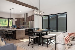 Dining table with seating for 6 with additional seating at the bar.