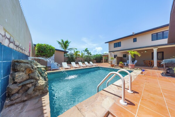 Make a splash and soak up the sun in our inviting private pool of the home in Noord Aruba - In the backyard you will find a refreshing private pool with plenty of lounge chairs - Crystal-clear waters inviting you to take a refreshing dip