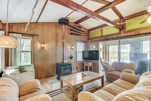 Living Room | Smart TV | Fireplace (Decorative Only)