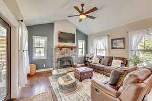 Living Room | Smart TV | Central Heating | 1st Floor