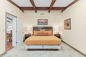 King Bedroom - spacious & cozy!