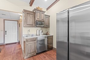 Kitchenette w/ new stainless appliances