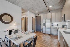 Downtown Nashville Nashville 1 Bedroom Dining Room