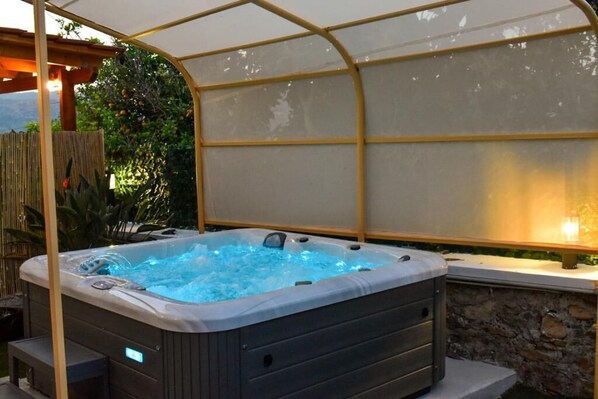 Outdoor spa tub
