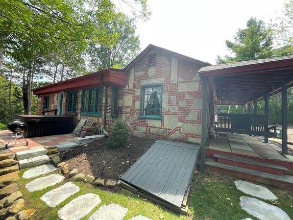 Charming, private, rustic cottage -just 1 mile to the famous GOTL Strip