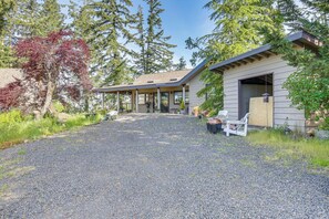 Cottage Exterior | Wood-Burning Fire Pit