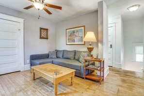 Living Room | Queen Sleeper Sofa | Smart TV | Free WiFi