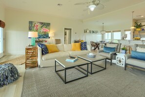 Living Room | Free WiFi | Central Heating & A/C | Smart TV