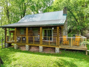 Cozy Cabin Retreat: Nature's Embrace and Peaceful Mornings.