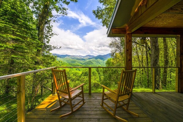 Escape to Tranquility: Breathtaking Mountain Views Awaits!